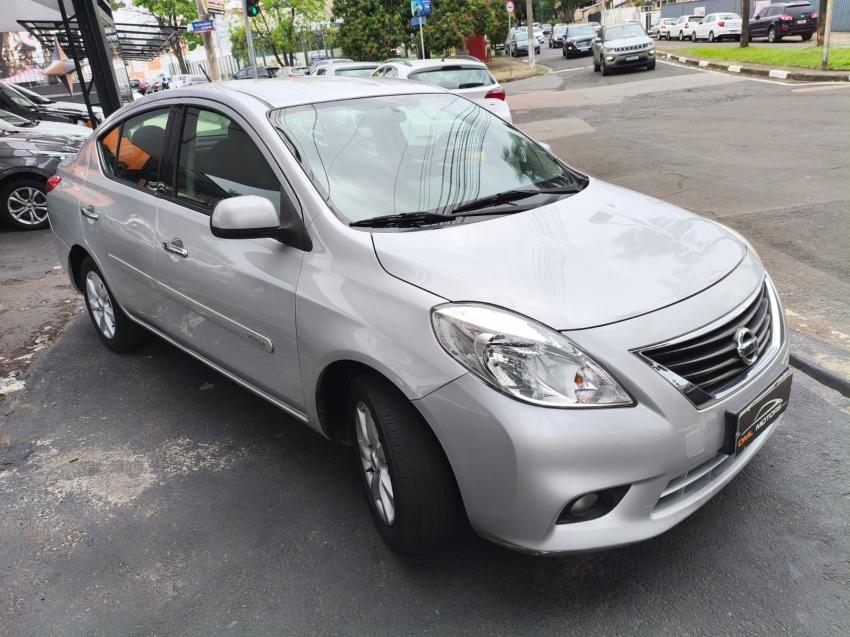 NISSAN Versa Sedan - Foto