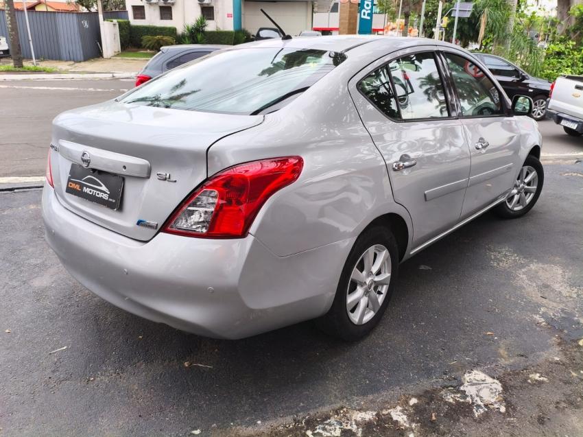 NISSAN Versa Sedan - Foto