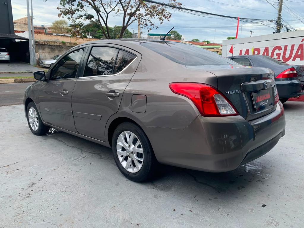 NISSAN Versa Sedan - Foto