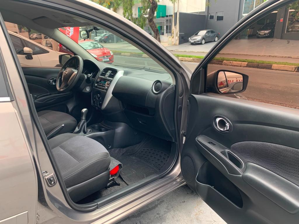NISSAN Versa Sedan - Foto