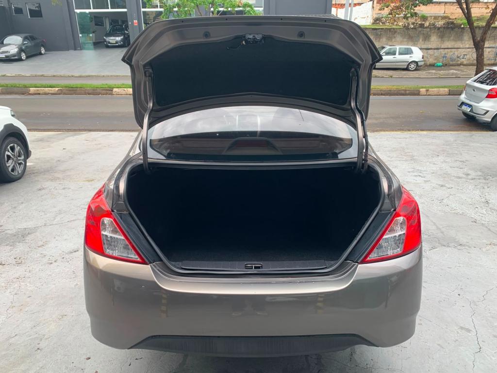 NISSAN Versa Sedan - Foto