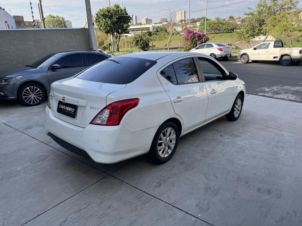 NISSAN Versa Sedan - Foto
