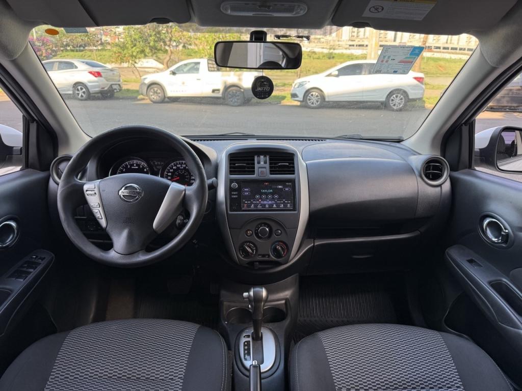 NISSAN Versa Sedan - Foto