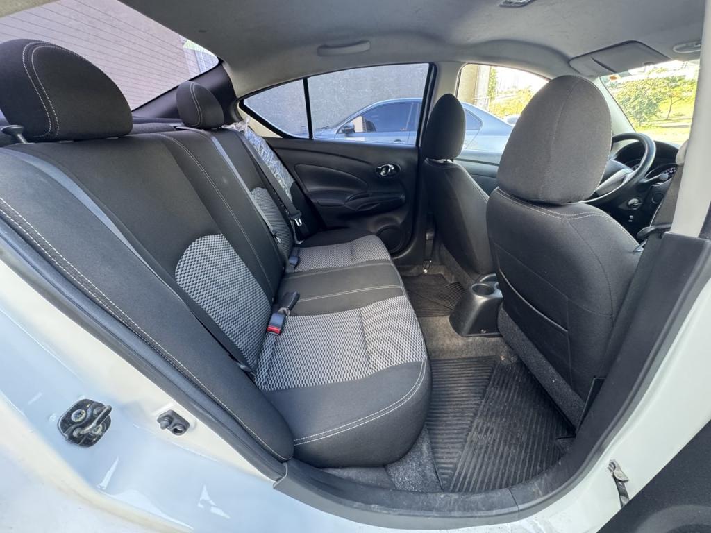NISSAN Versa Sedan - Foto