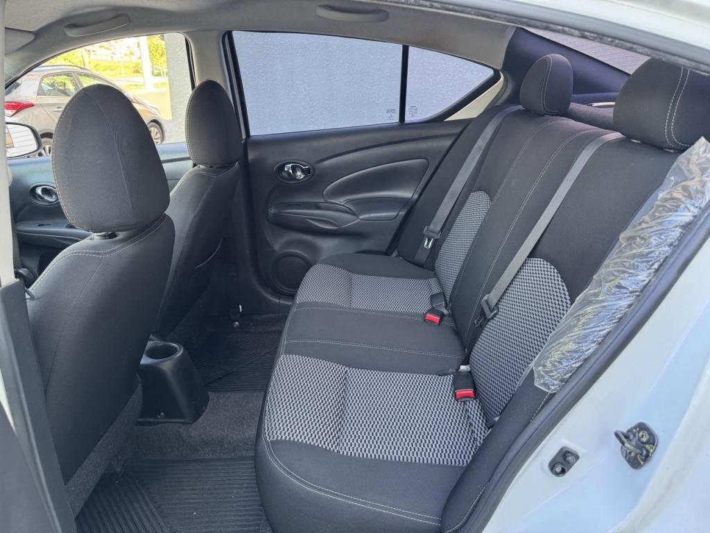 NISSAN Versa Sedan - Foto
