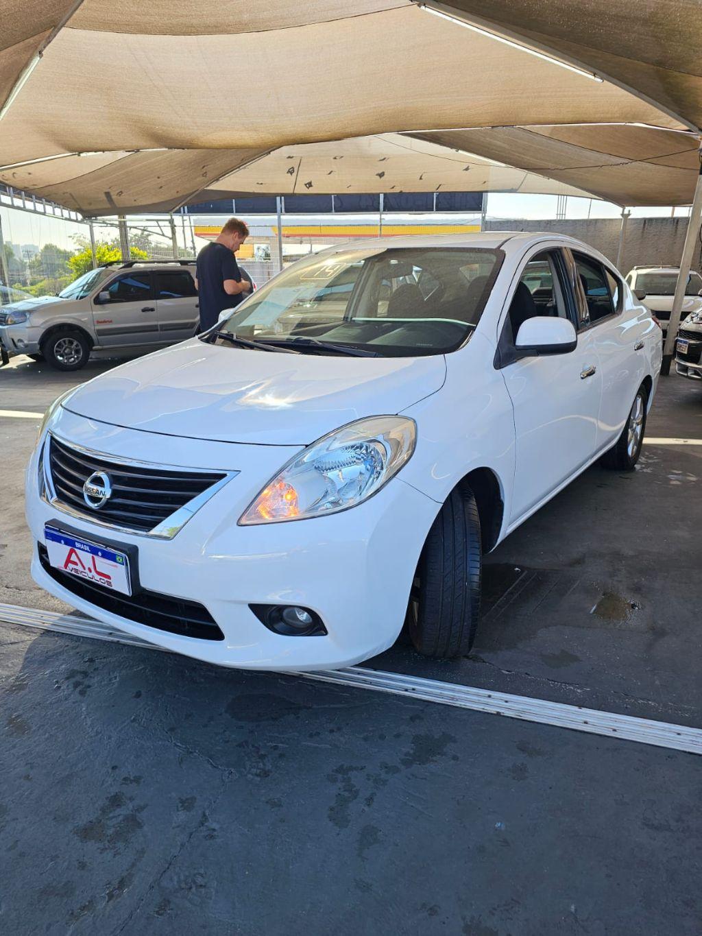 NISSAN Versa Sedan - Foto