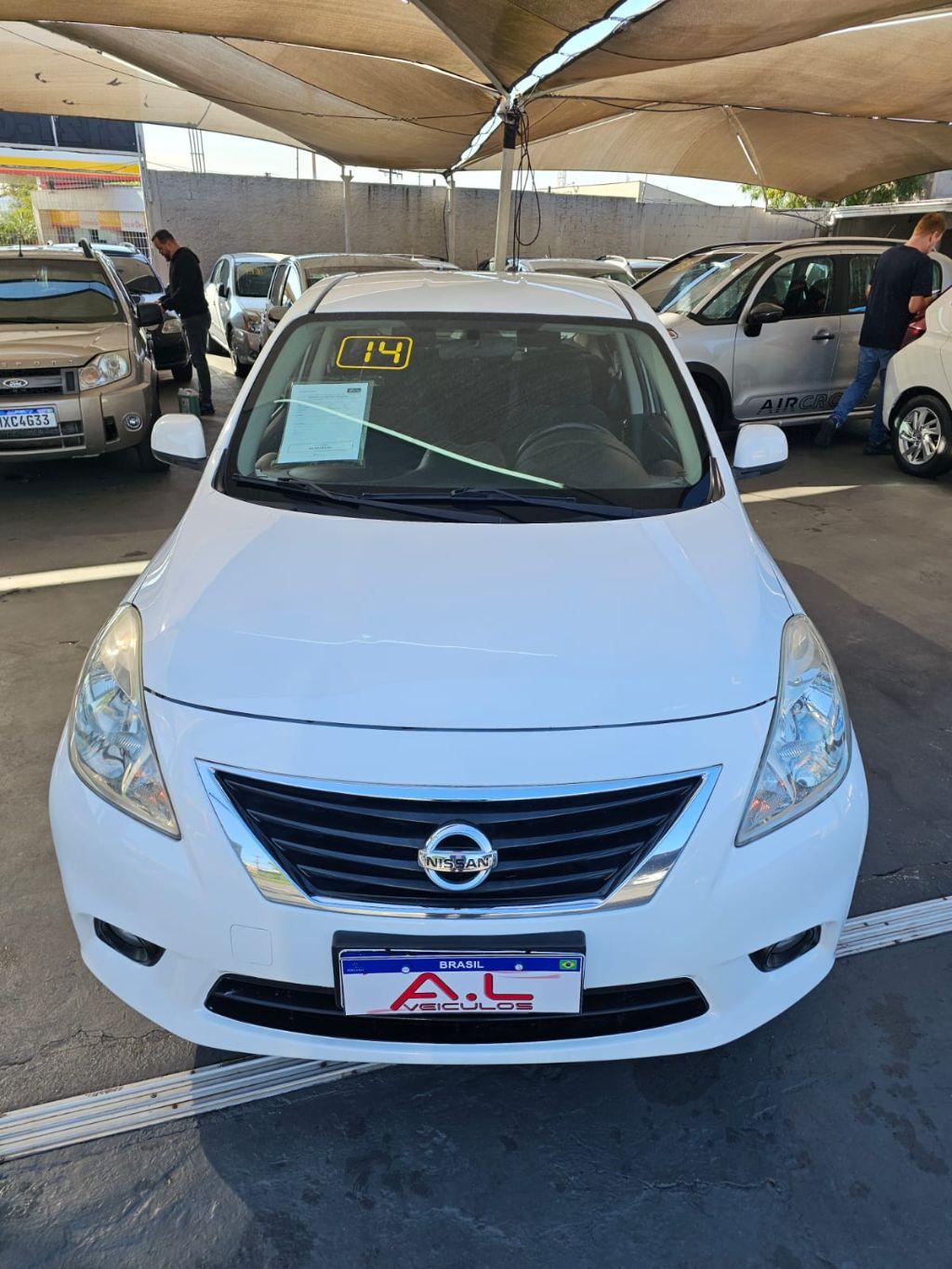 NISSAN Versa Sedan - Foto