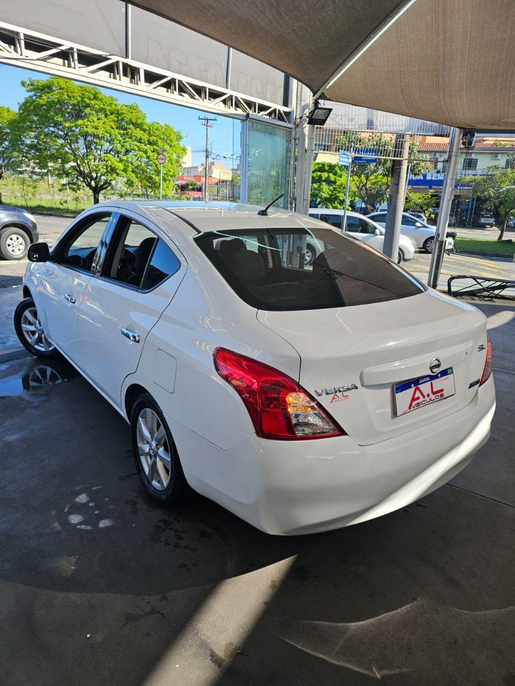 NISSAN Versa Sedan - Foto