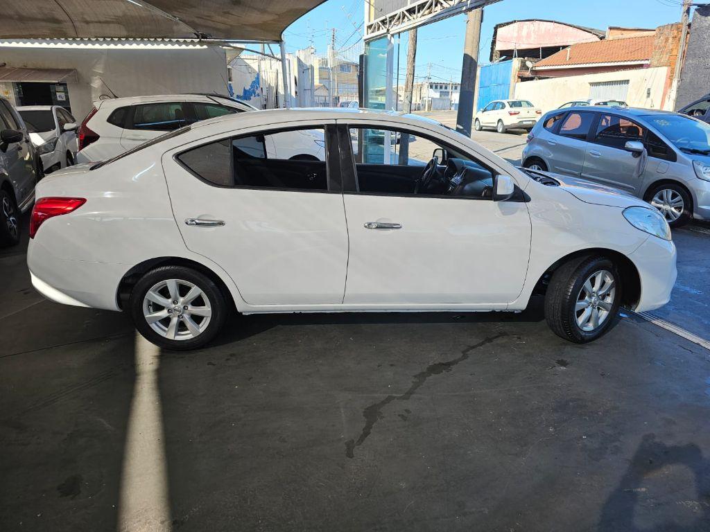 NISSAN Versa Sedan - Foto