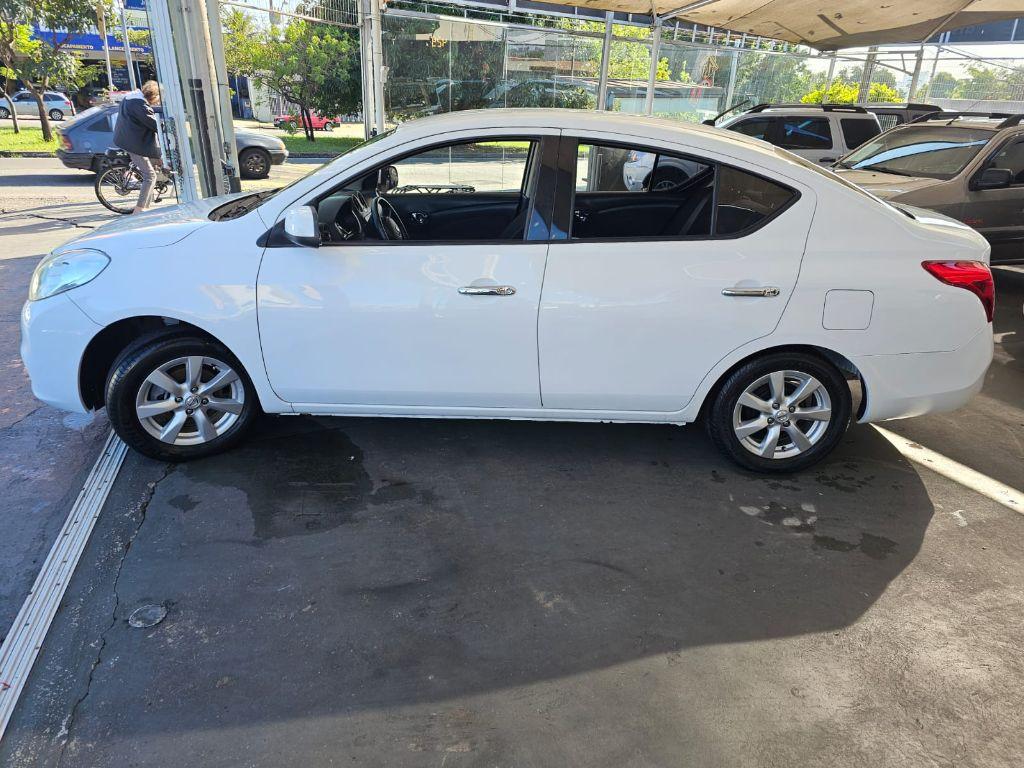NISSAN Versa Sedan - Foto