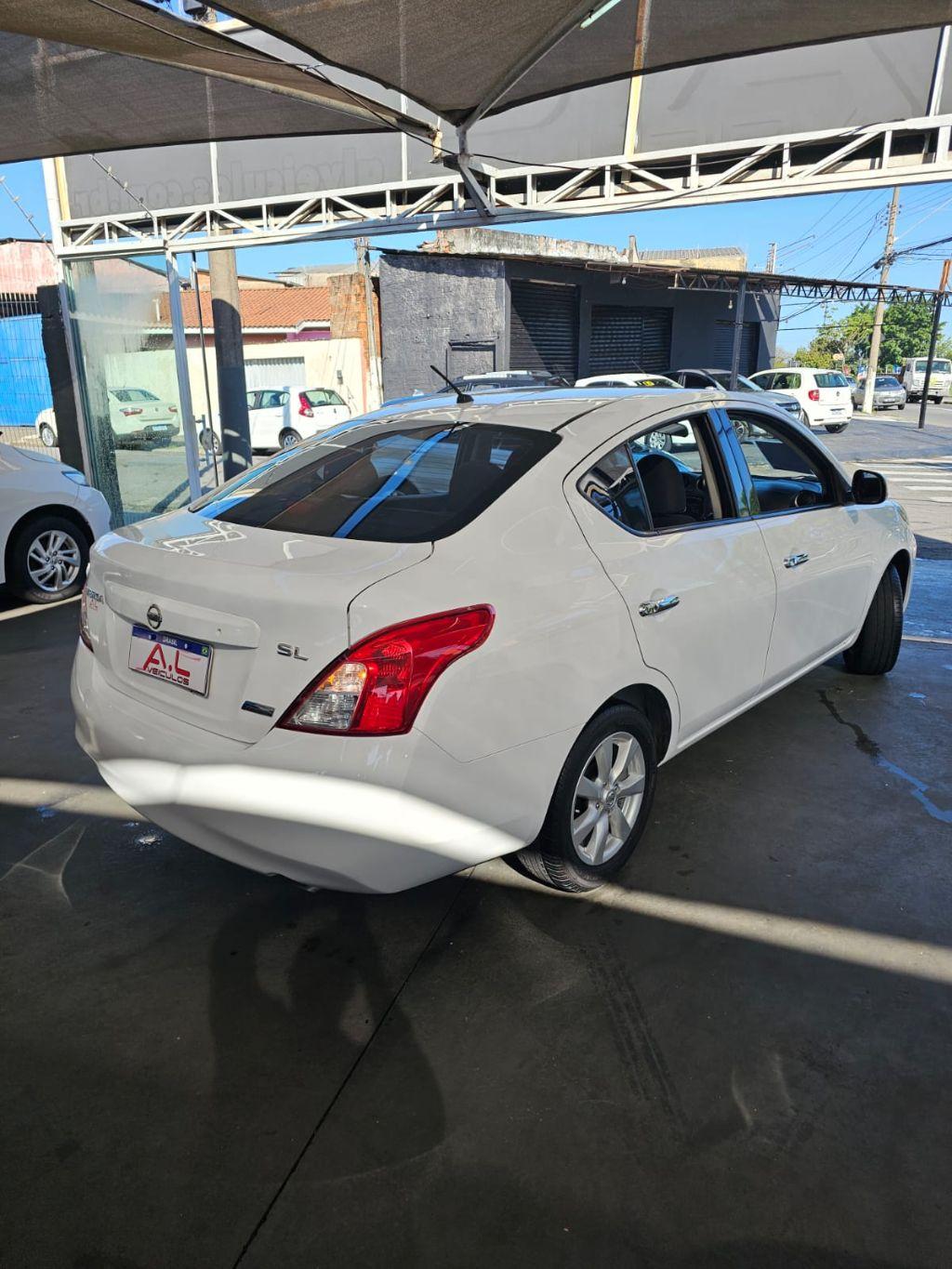 NISSAN Versa Sedan - Foto