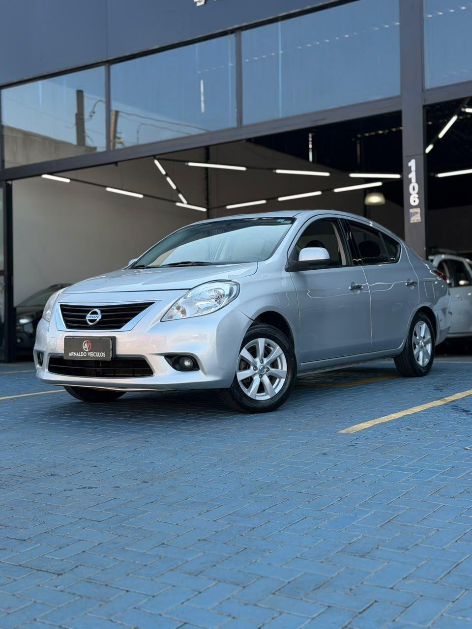 NISSAN Versa Sedan - Foto