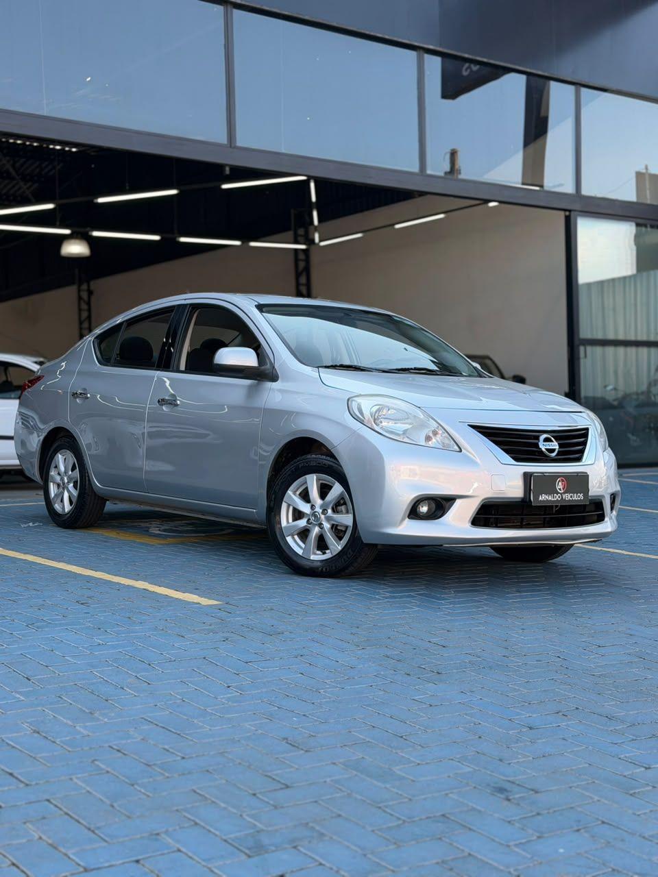 NISSAN Versa Sedan - Foto