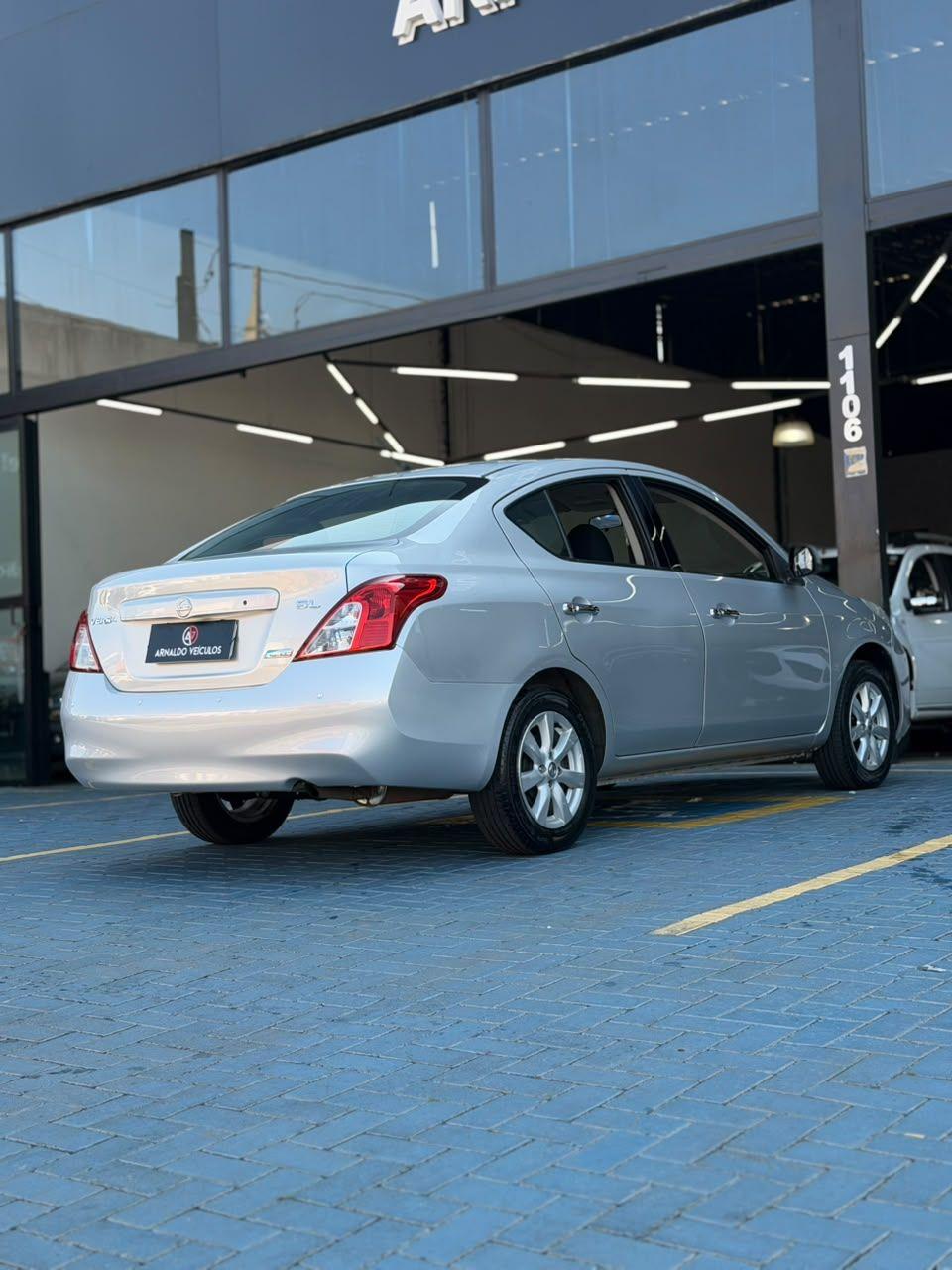 NISSAN Versa Sedan - Foto