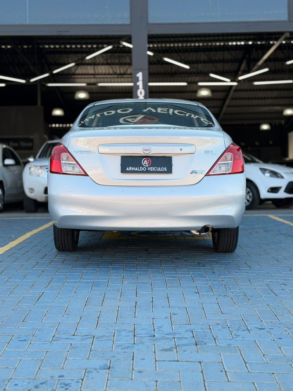 NISSAN Versa Sedan - Foto
