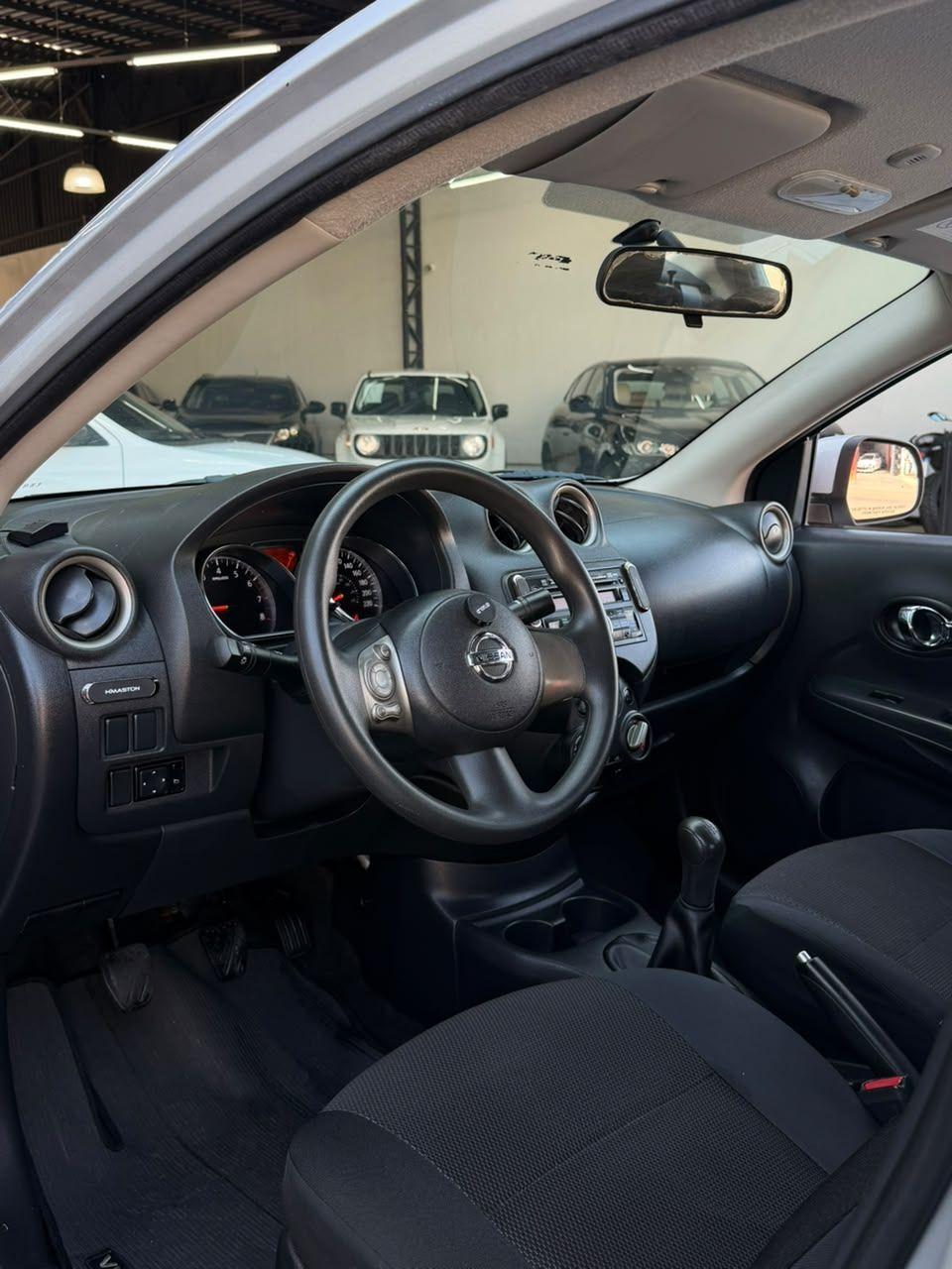 NISSAN Versa Sedan - Foto