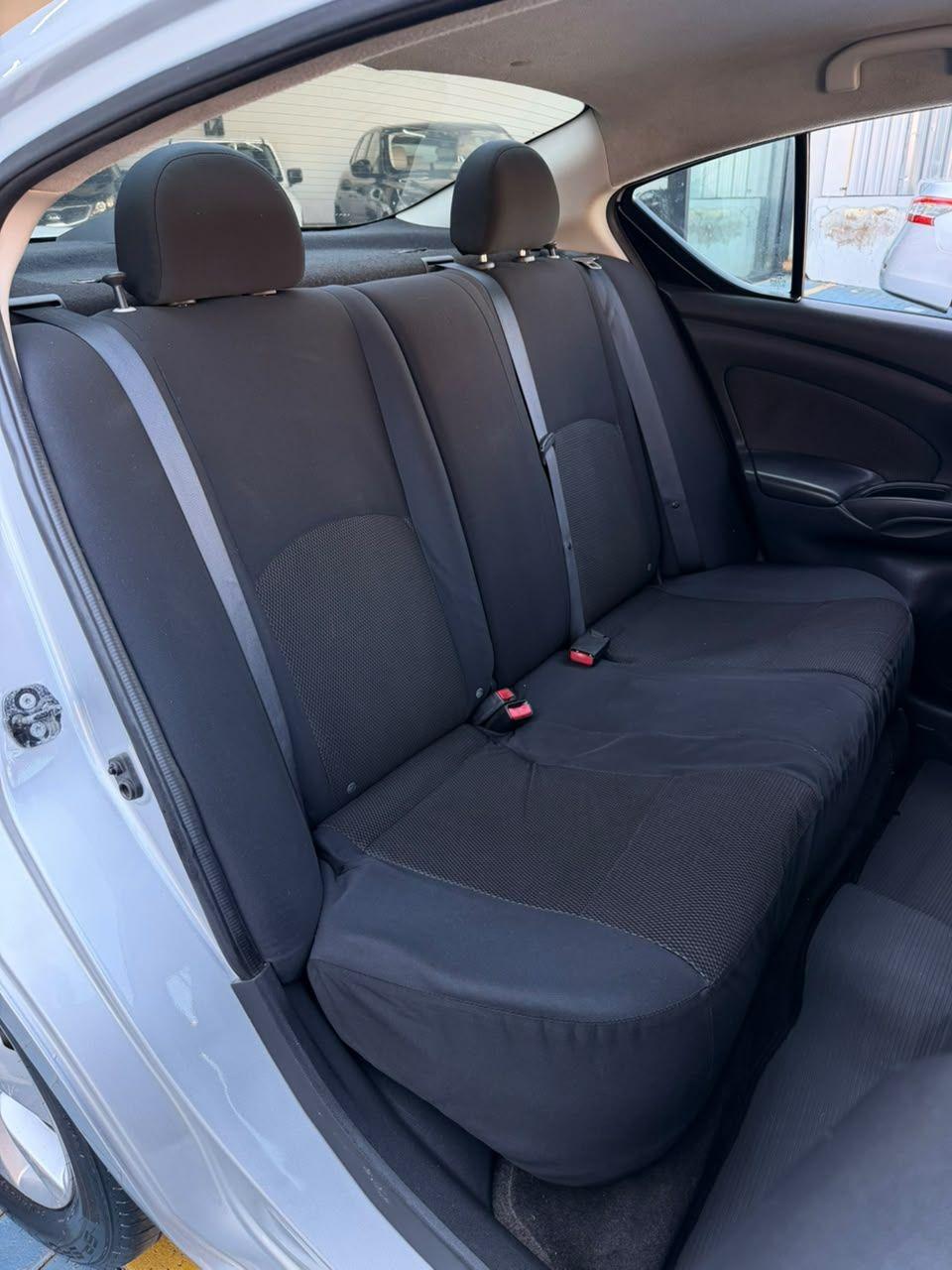NISSAN Versa Sedan - Foto