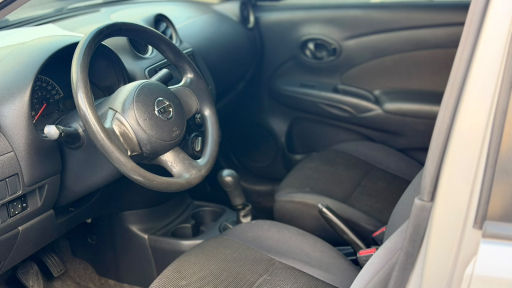 NISSAN Versa Sedan - Foto