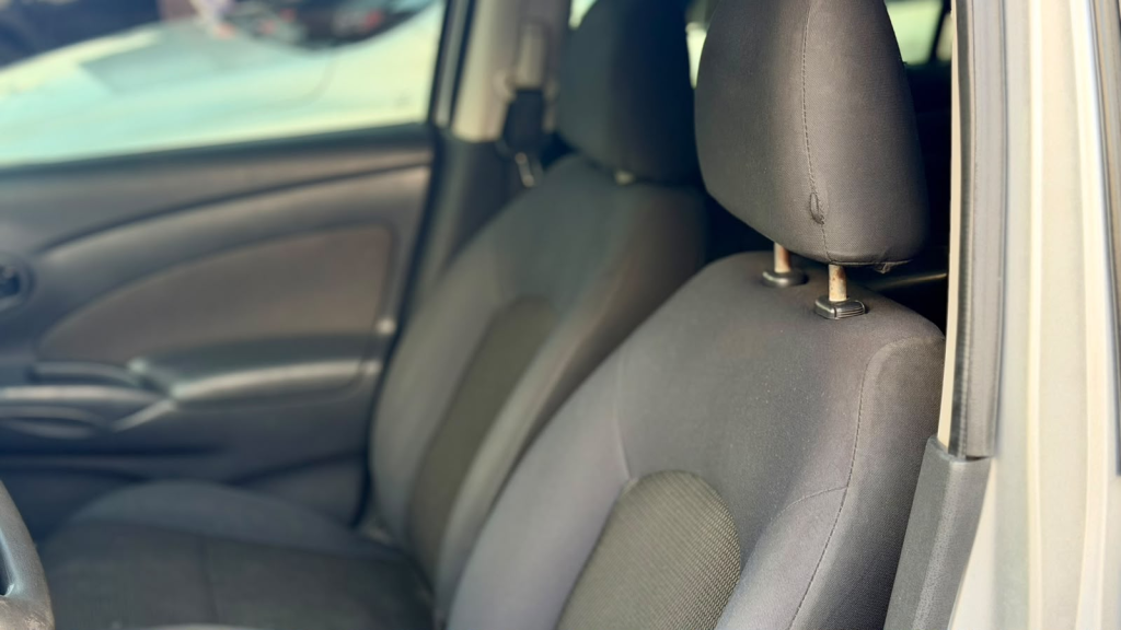 NISSAN Versa Sedan - Foto