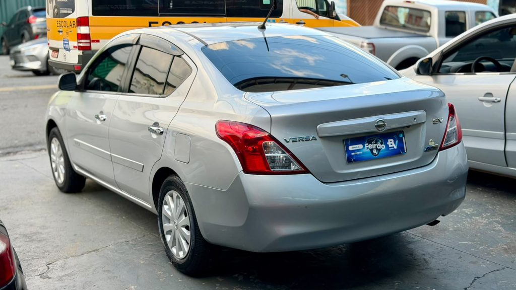 NISSAN Versa Sedan - Foto