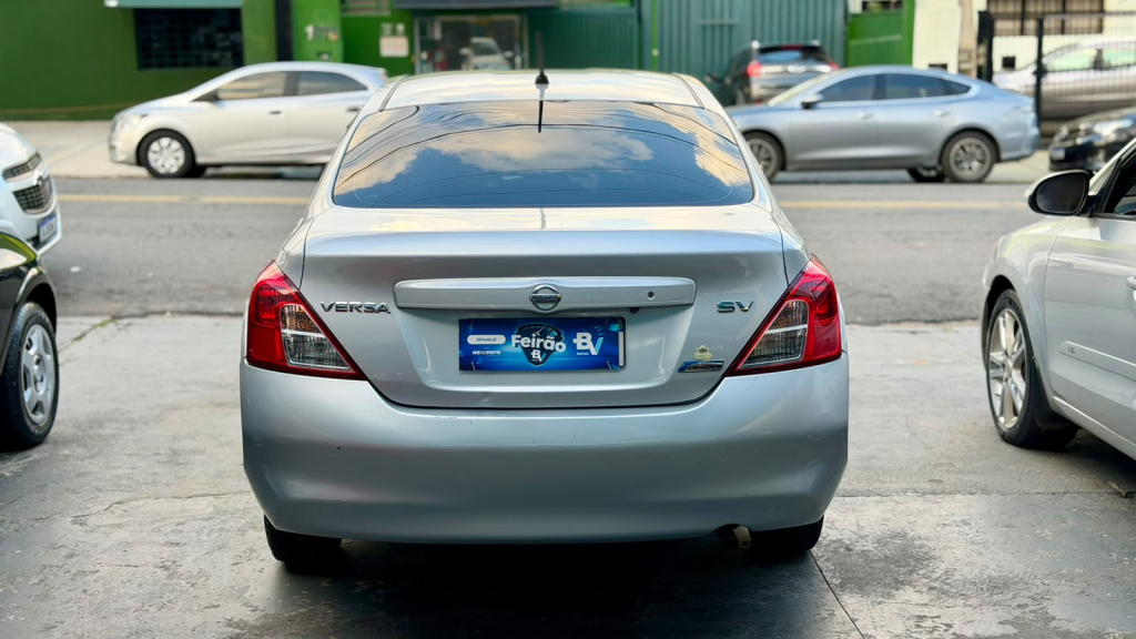 NISSAN Versa Sedan - Foto