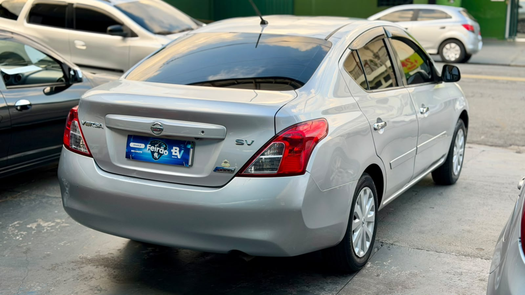 NISSAN Versa Sedan - Foto