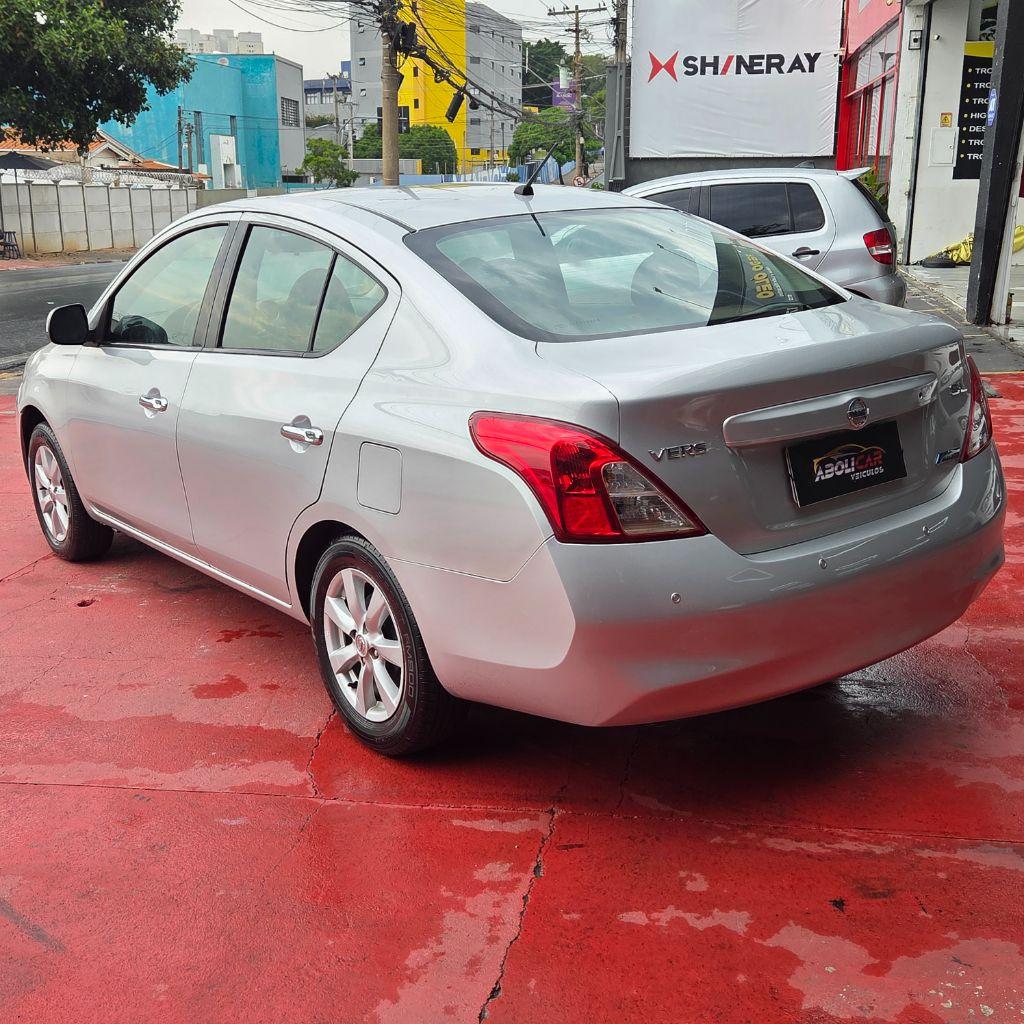 NISSAN Versa Sedan - Foto