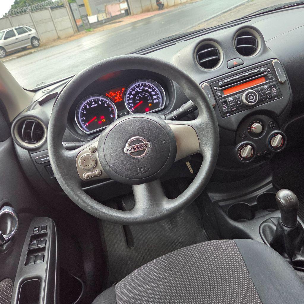 NISSAN Versa Sedan - Foto