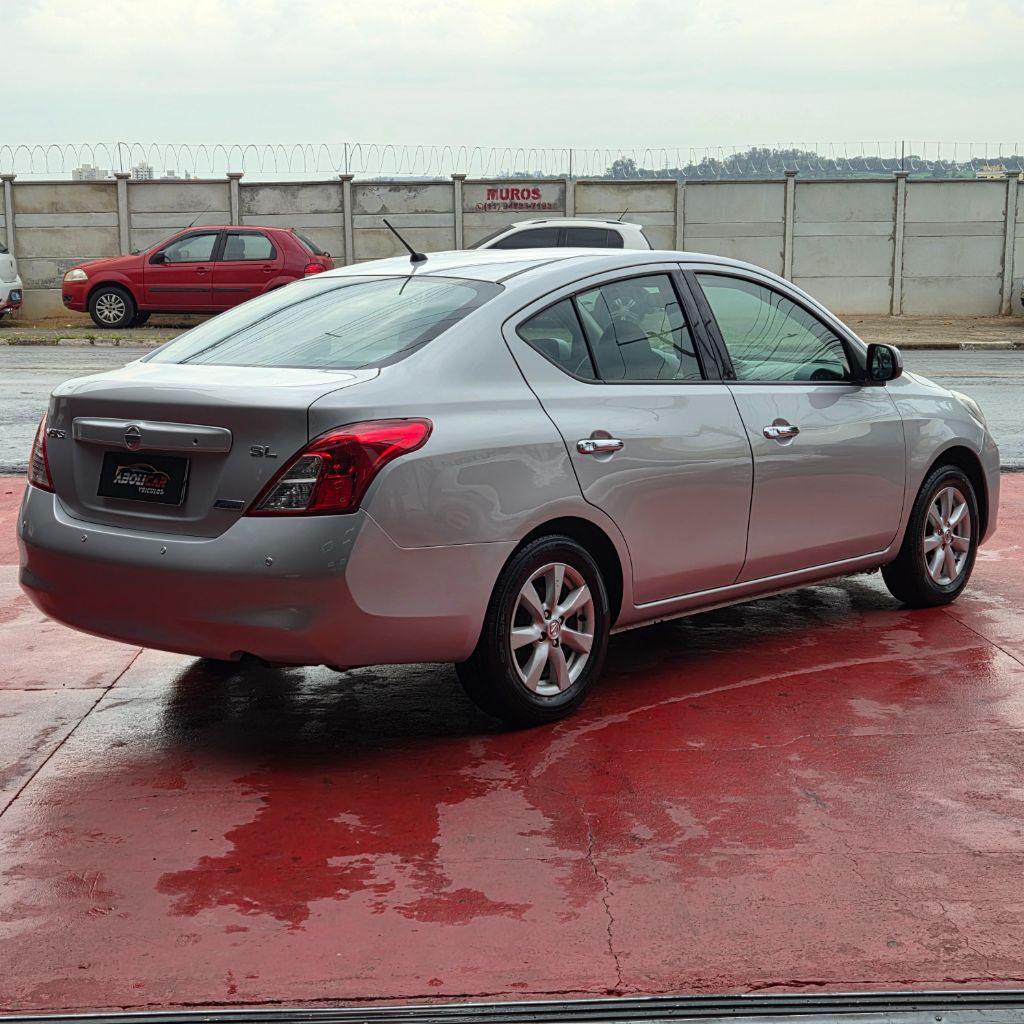NISSAN Versa Sedan - Foto