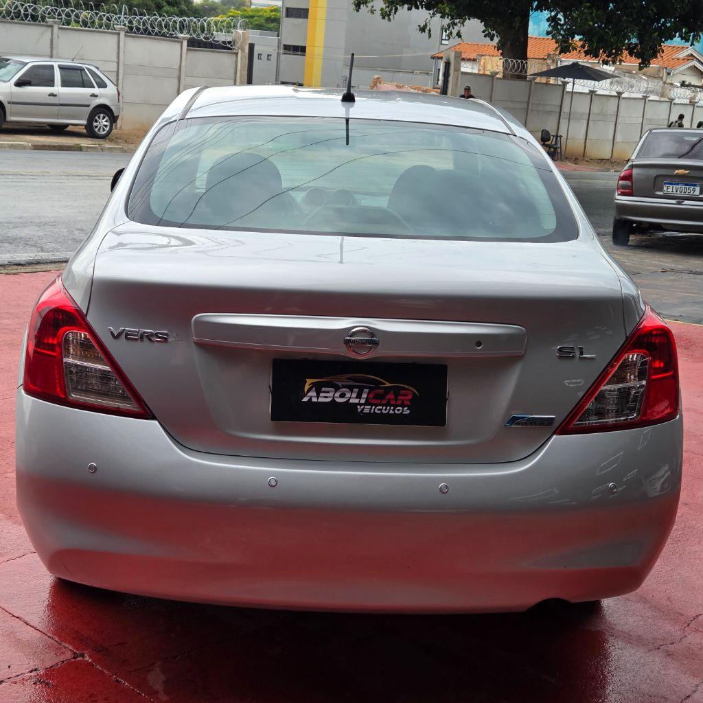 NISSAN Versa Sedan - Foto