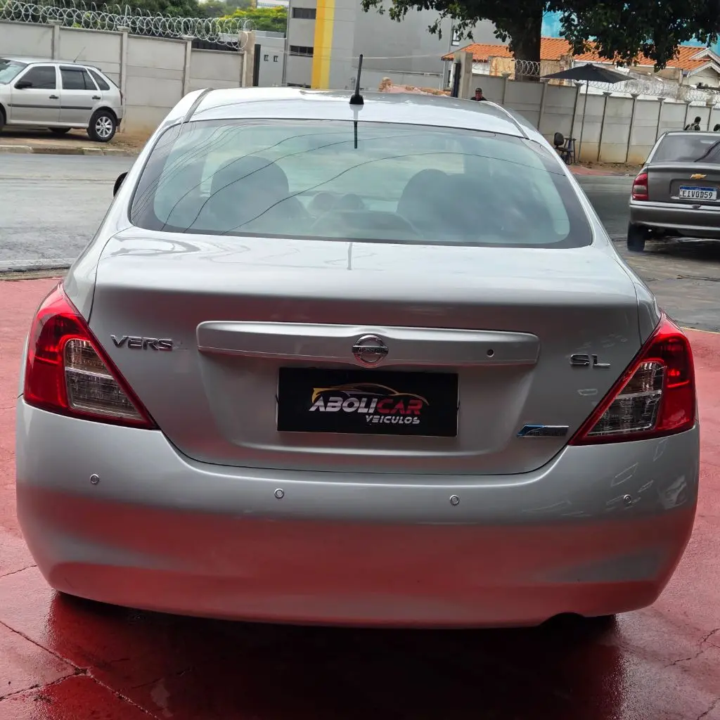 NISSAN Versa Sedan - Foto