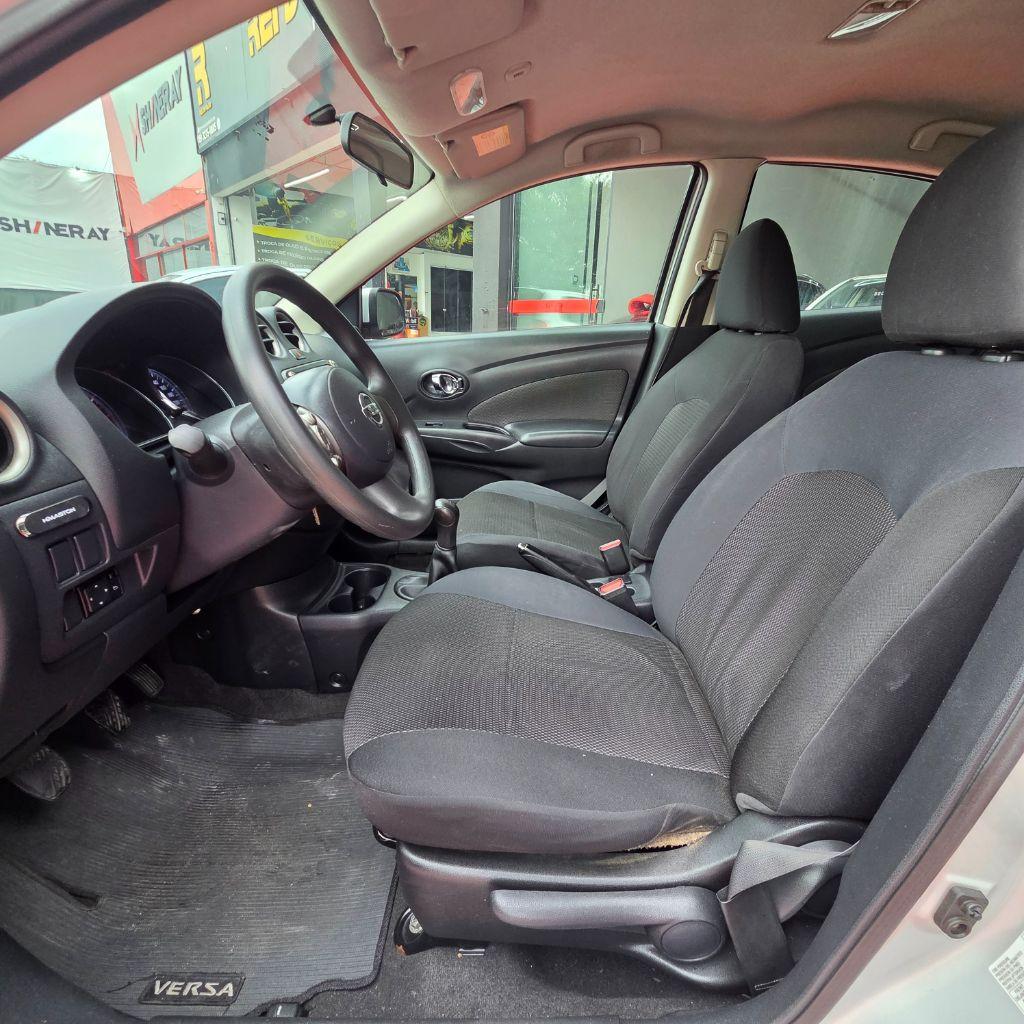 NISSAN Versa Sedan - Foto