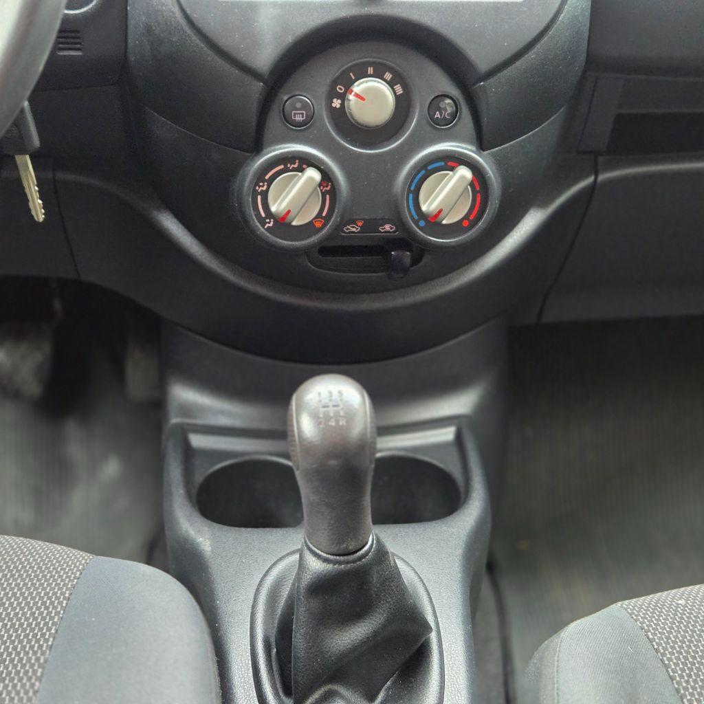 NISSAN Versa Sedan - Foto