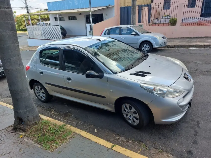 PEUGEOT 207 Hatch - Foto