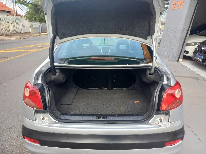 PEUGEOT 207 Sedan - Foto