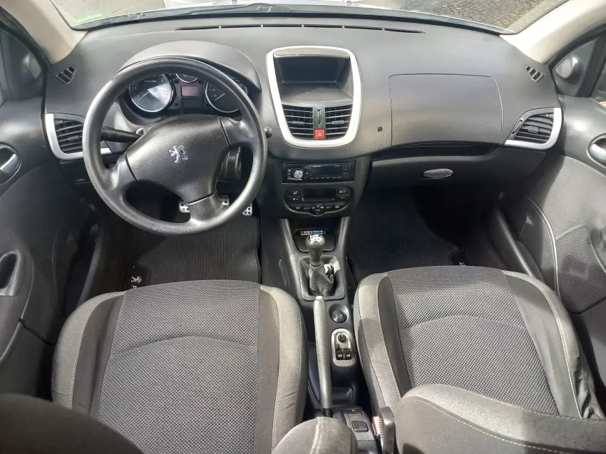 PEUGEOT 207 Sedan - Foto