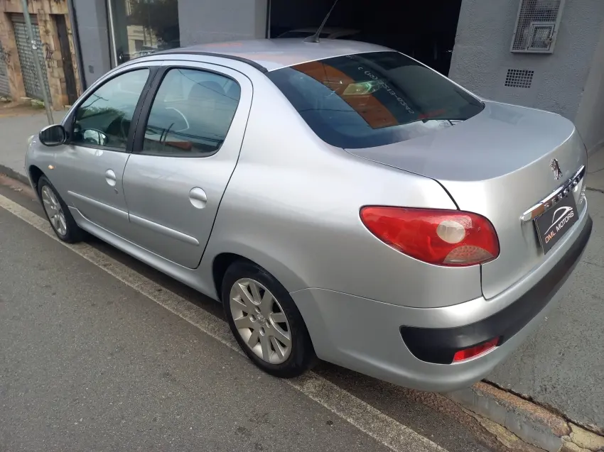 PEUGEOT 207 Sedan - Foto