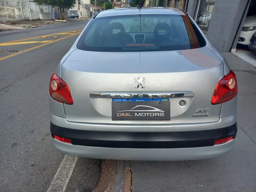 PEUGEOT 207 Sedan - Foto