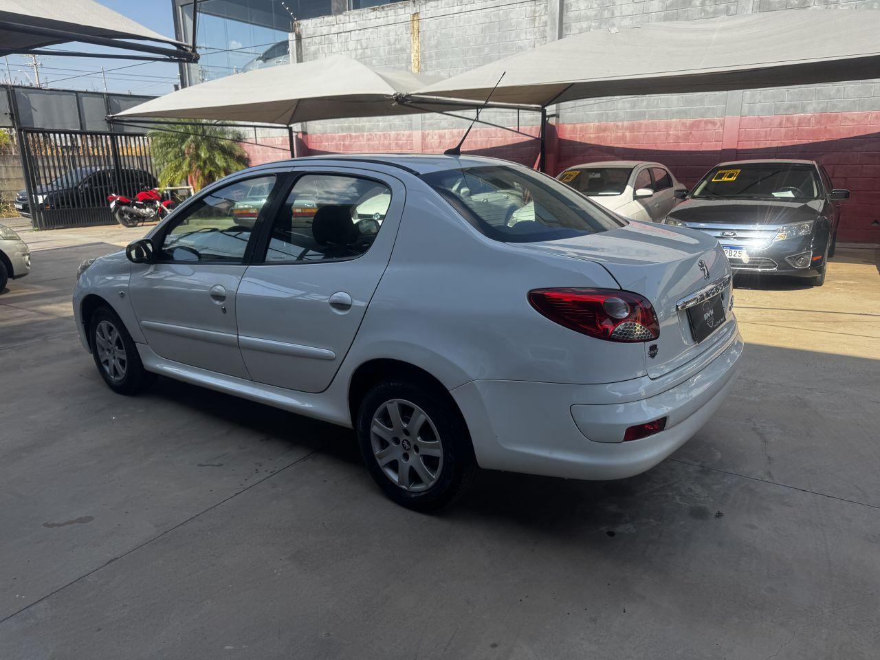 PEUGEOT 207 Sedan - Foto