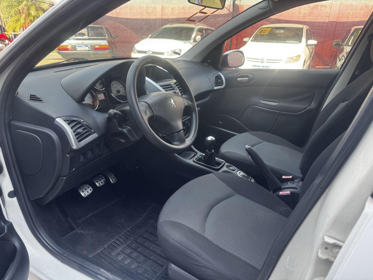 PEUGEOT 207 Sedan - Foto