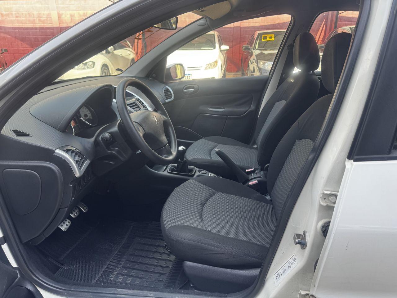 PEUGEOT 207 Sedan - Foto