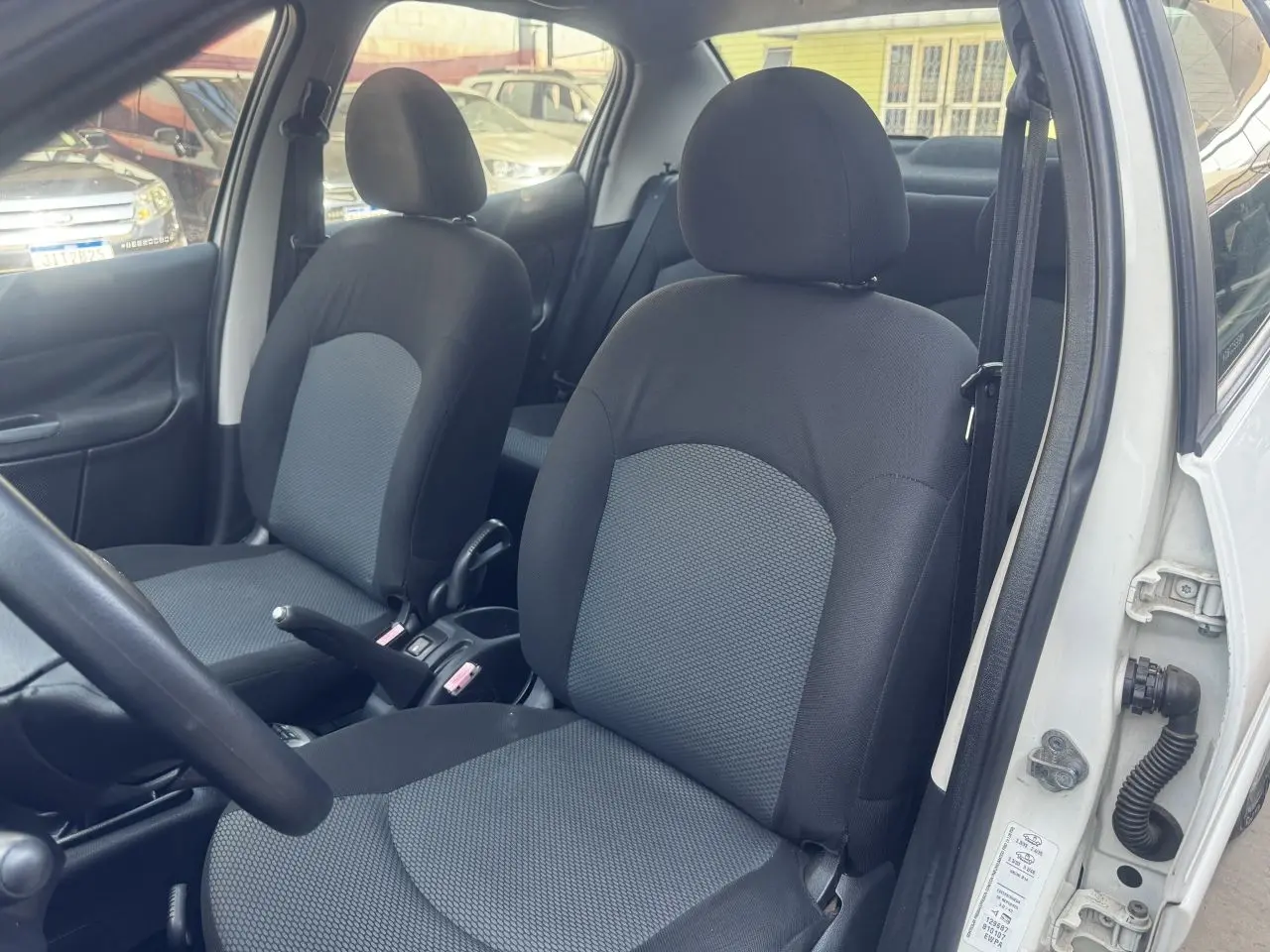 PEUGEOT 207 Sedan - Foto