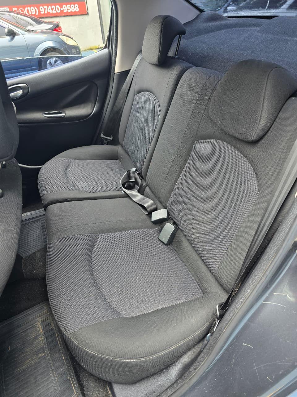 PEUGEOT 207 Sedan - Foto