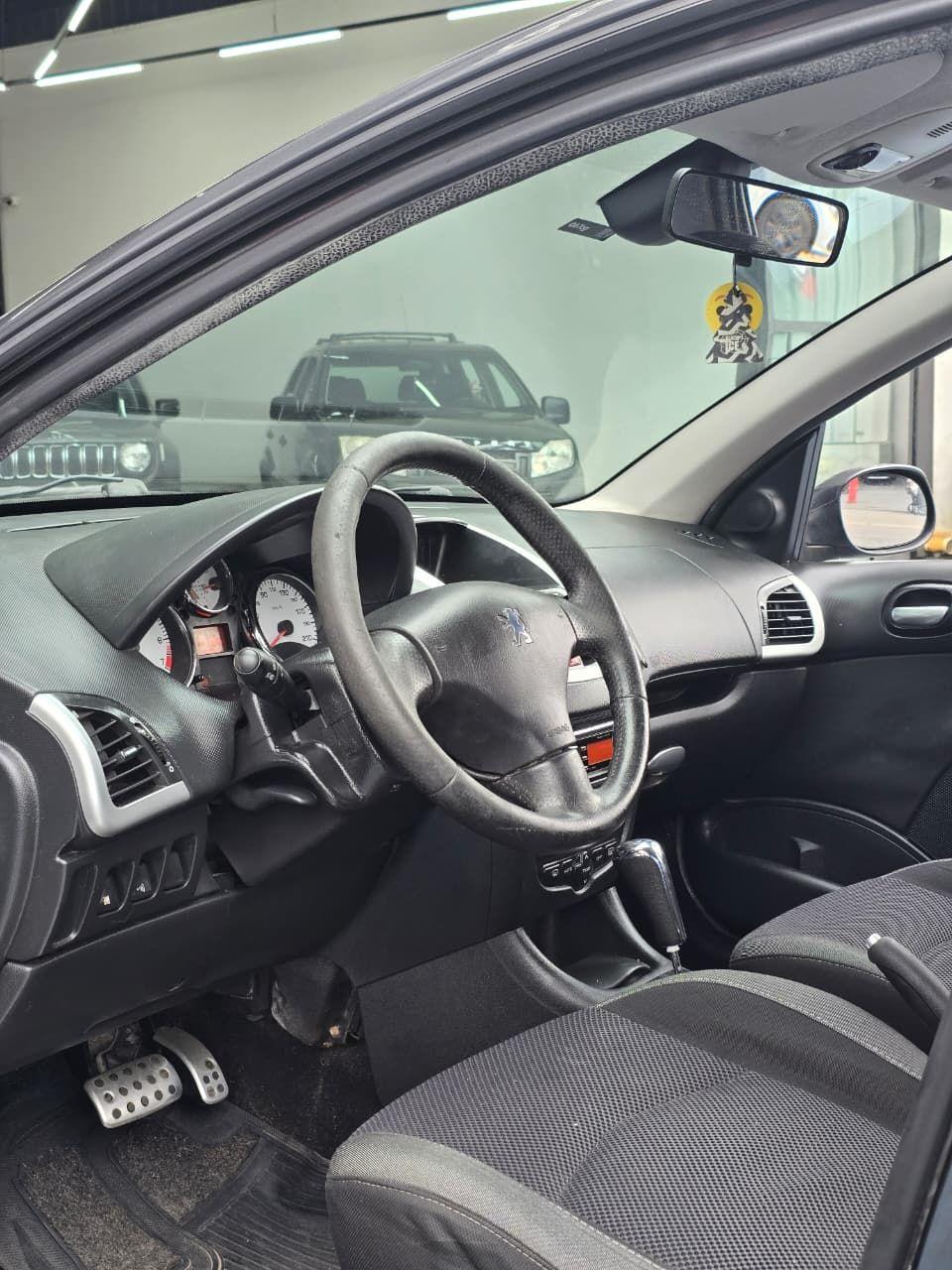 PEUGEOT 207 Sedan - Foto