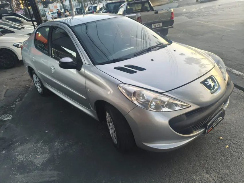 PEUGEOT 207 Sedan - Foto
