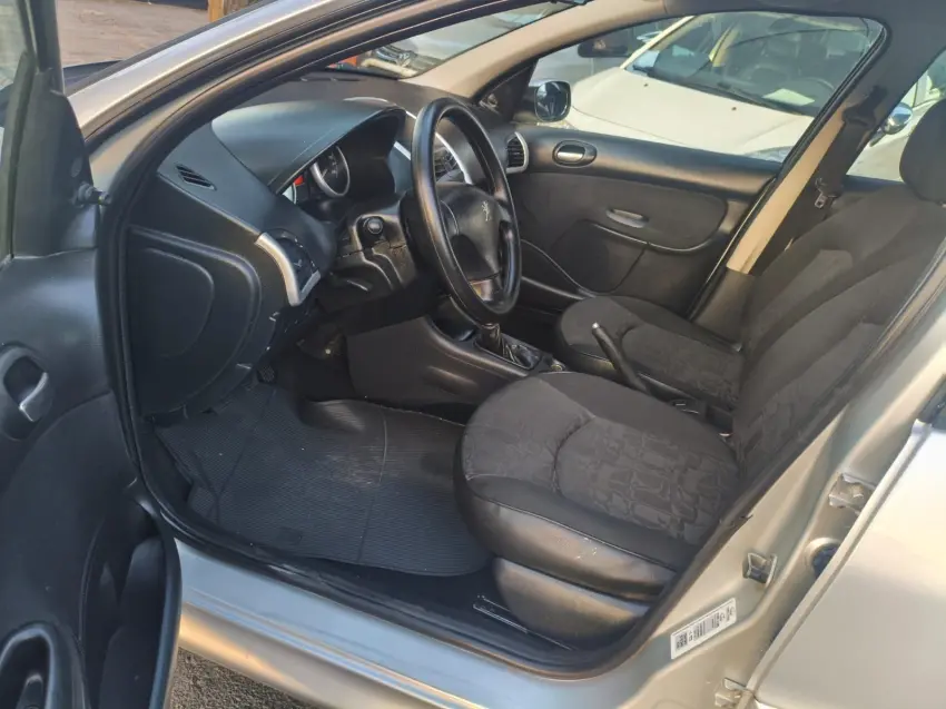 PEUGEOT 207 Sedan - Foto
