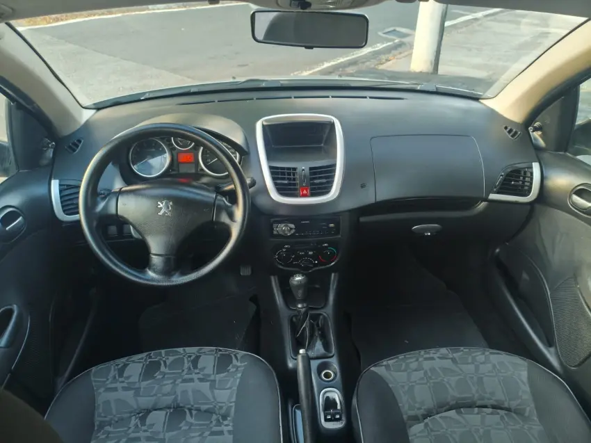 PEUGEOT 207 Sedan - Foto