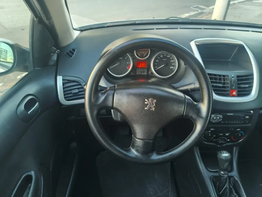 PEUGEOT 207 Sedan - Foto