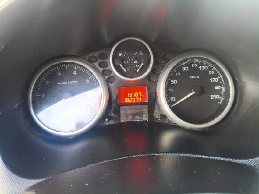 PEUGEOT 207 Sedan - Foto