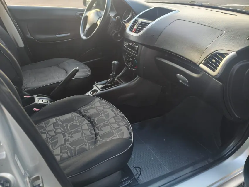 PEUGEOT 207 Sedan - Foto